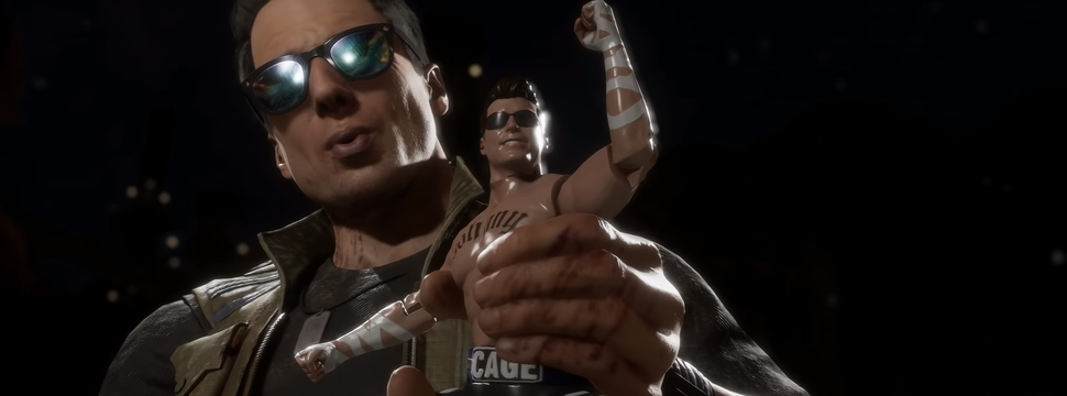 Link na brincadeira: Em Mortal Kombat 11, Johnny Cage segura um action figure seu, que é onde estaria a referência. Imagem: Reprodução.
