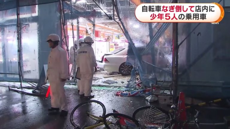 Carro invade fliperama em Hiroshima Japão