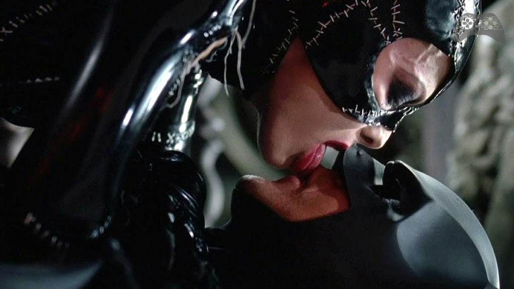 Mulher Gato lambe batman
