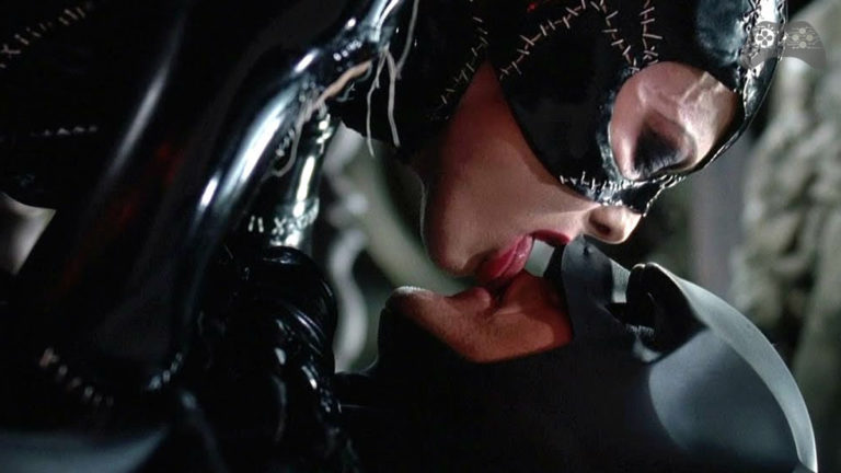Mulher Gato lambe batman