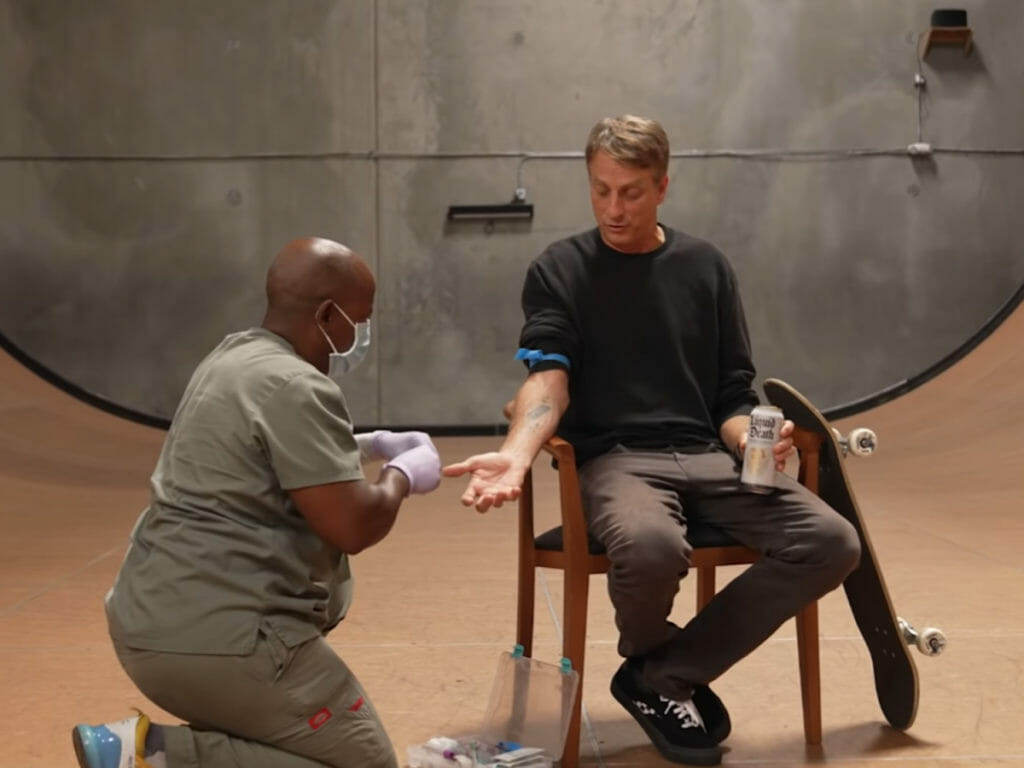 Tony Hawk tira sangue para promoção de skate sangrento
