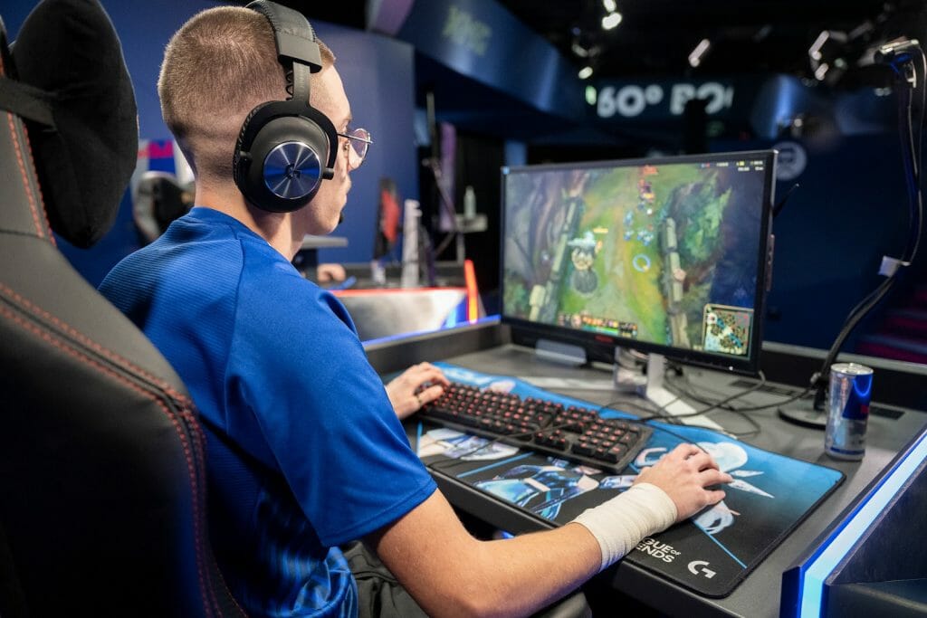 Participante encara partida no Red Bull Solo Q (Crédito: Tomek Gola/Red Bull Content Pool)