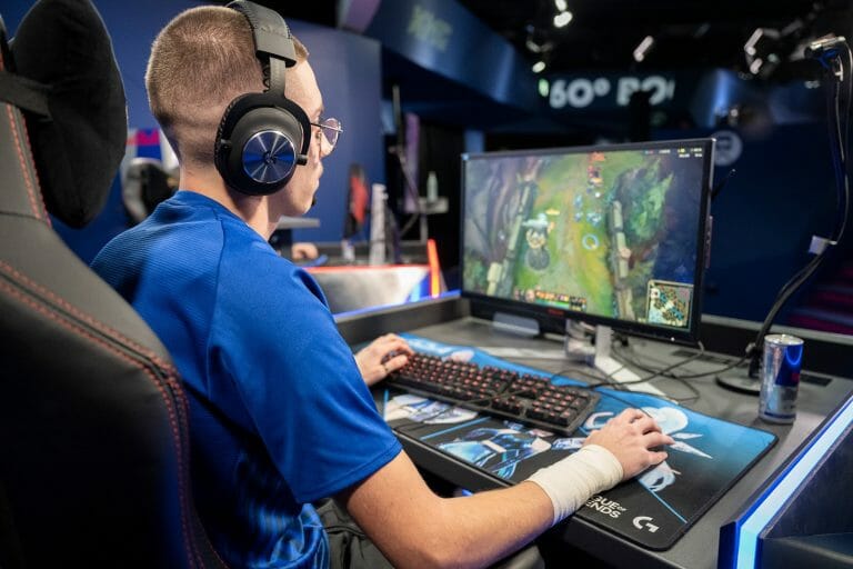 Participante encara partida no Red Bull Solo Q (Crédito: Tomek Gola/Red Bull Content Pool)