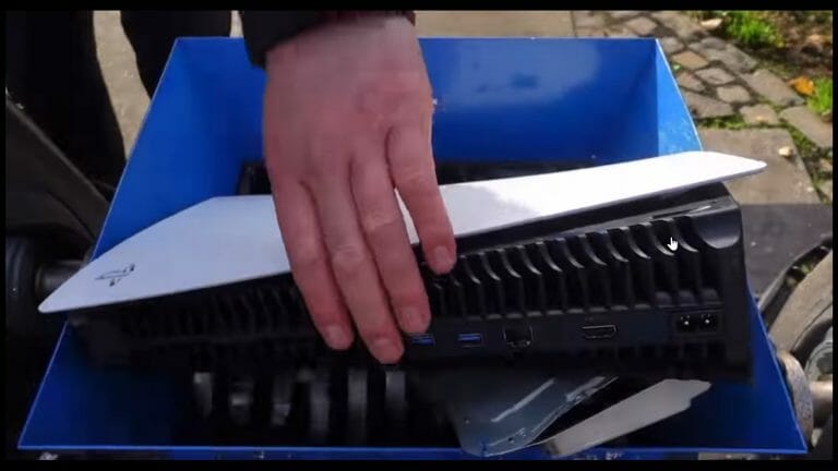 PS5 sendo destruído