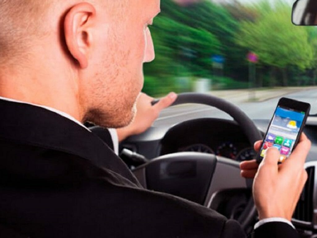 Motorista usa celular enquanto dirige