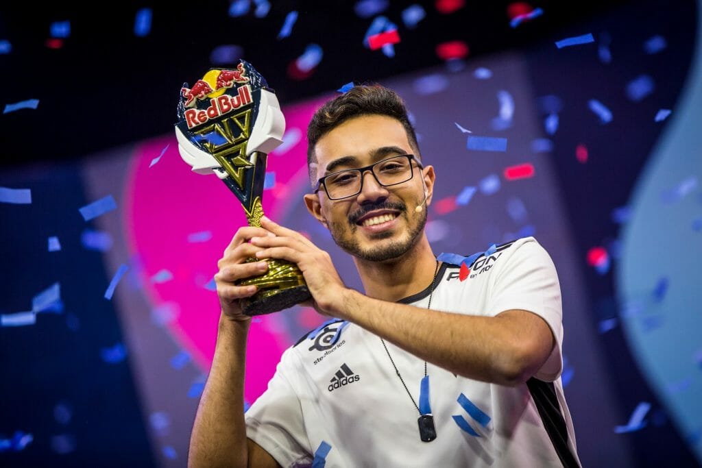 Eduardo Uemura levanta o troféu de campeão brasileiro do Red Bull Solo Q (Crédito: Fábio Piva/Red Bull Content Pool)