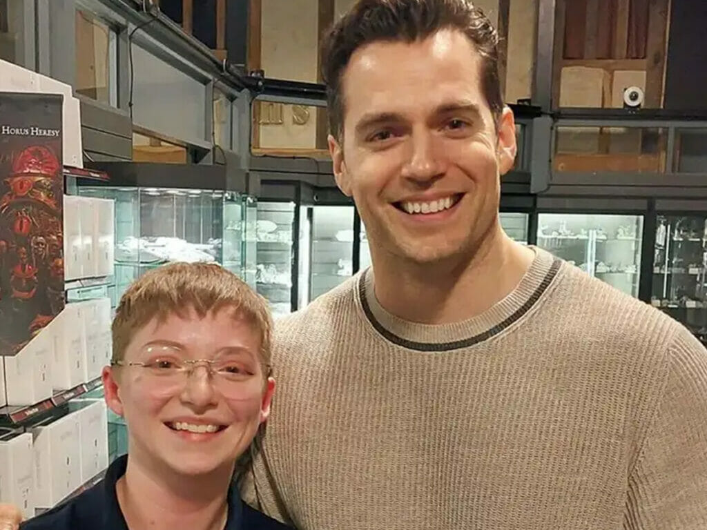 Hennry Cavill e funcionaria do Warhammer World