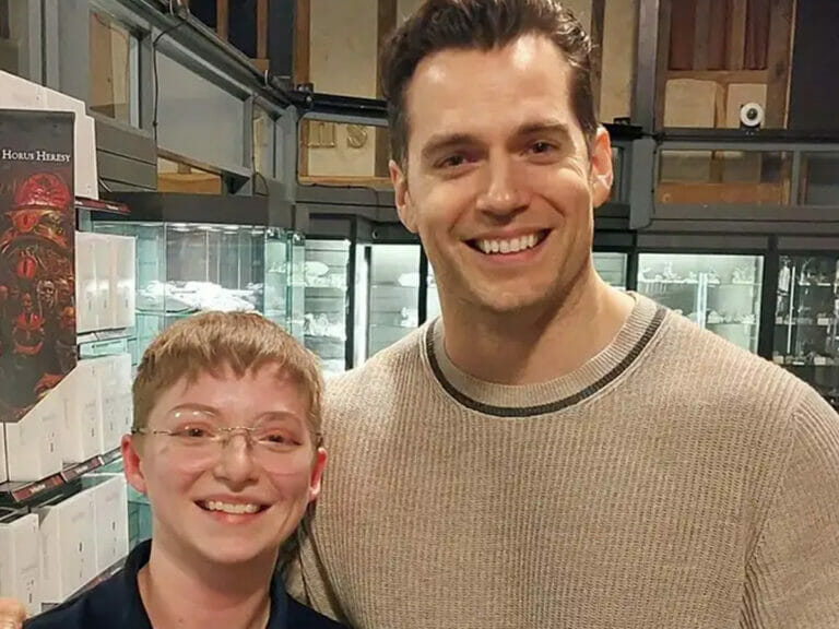 Hennry Cavill e funcionaria do Warhammer World