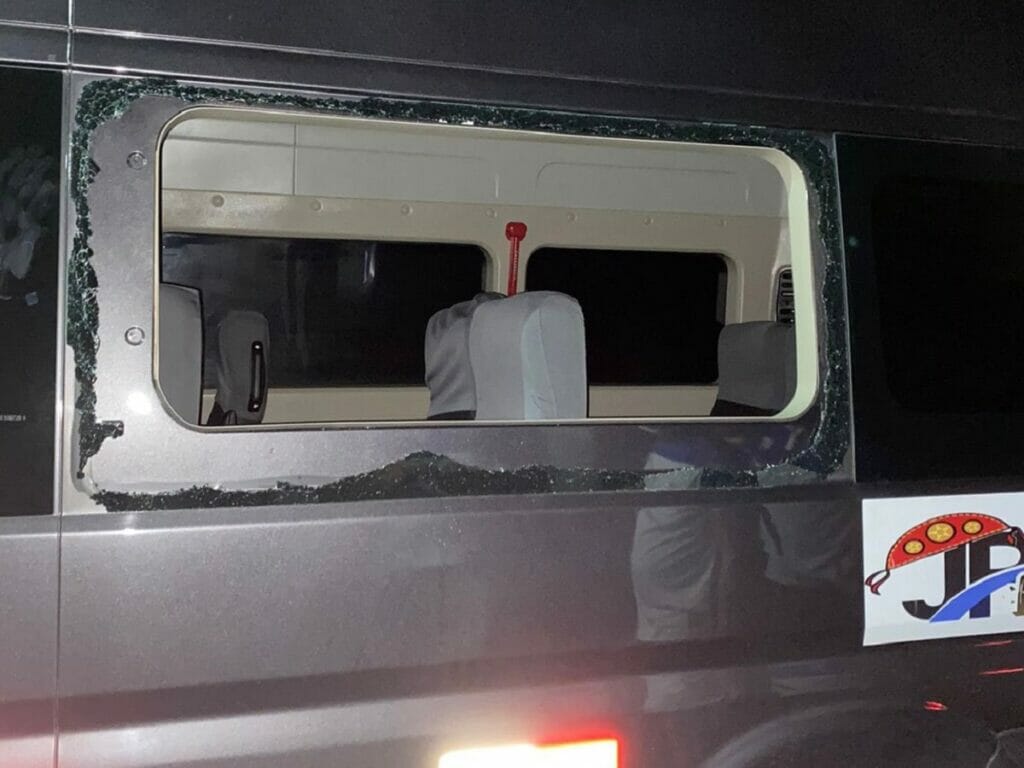 Uma das vans que transportava a delegação do Náutico