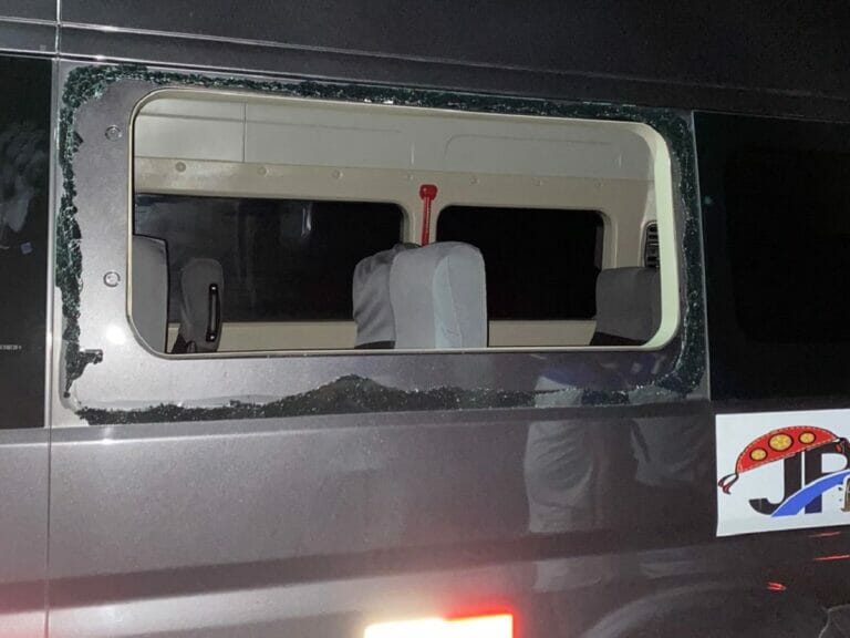 Uma das vans que transportava a delegação do Náutico