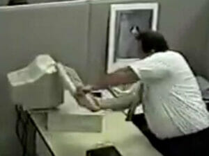 Cara quebrando o PC no esritório