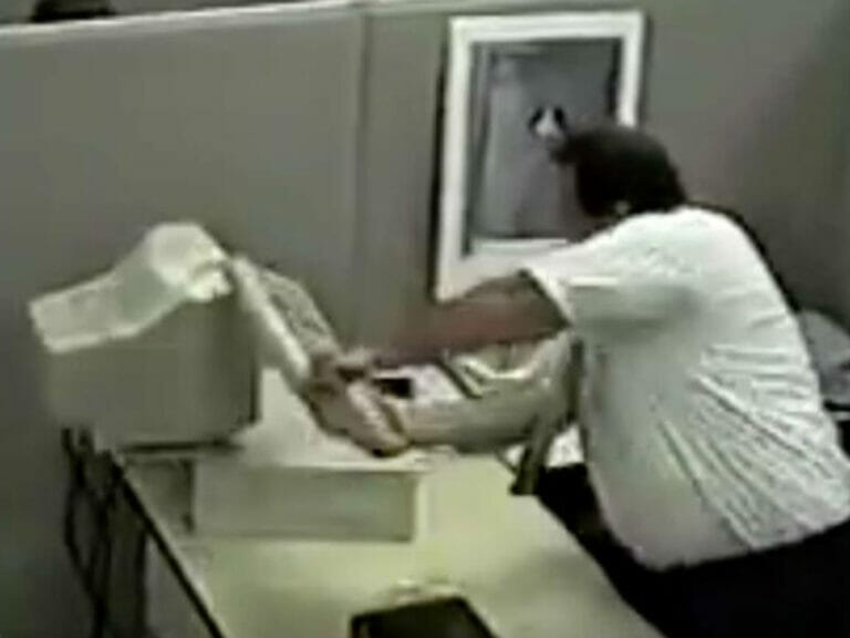 Cara quebrando o PC no esritório