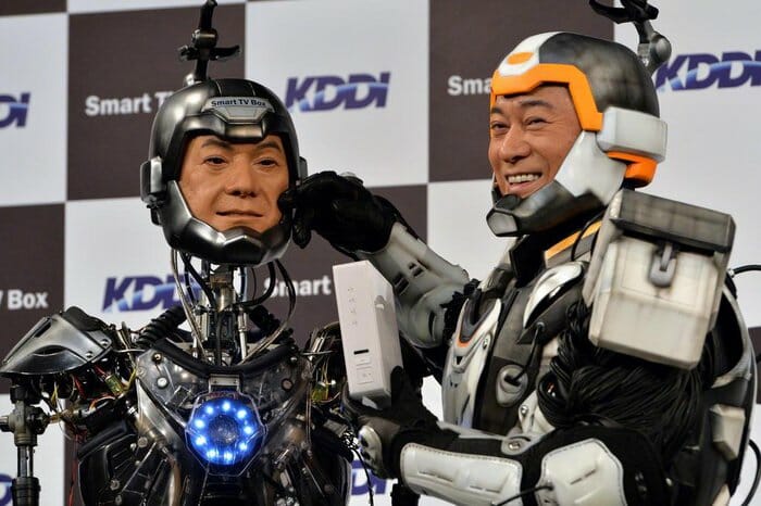 Ator Ken Matsudaira (direita) enxuga lágrimas de seu sósia robótico