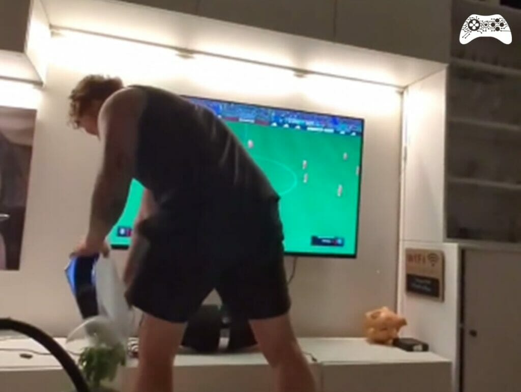 Jogador perde controle e joga PS5 no amigo