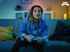 Mulher jogando PlayStation