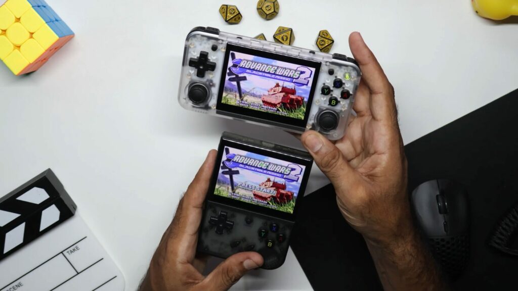 Imagem com os dois consoles analisados, ambos da AMBERNIC, um é RG35XX e o outro o RG35H, um verticalizado lembrando o Gameboy e o outro horizontal.