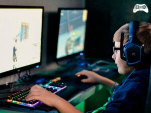 Menino jogando no PC